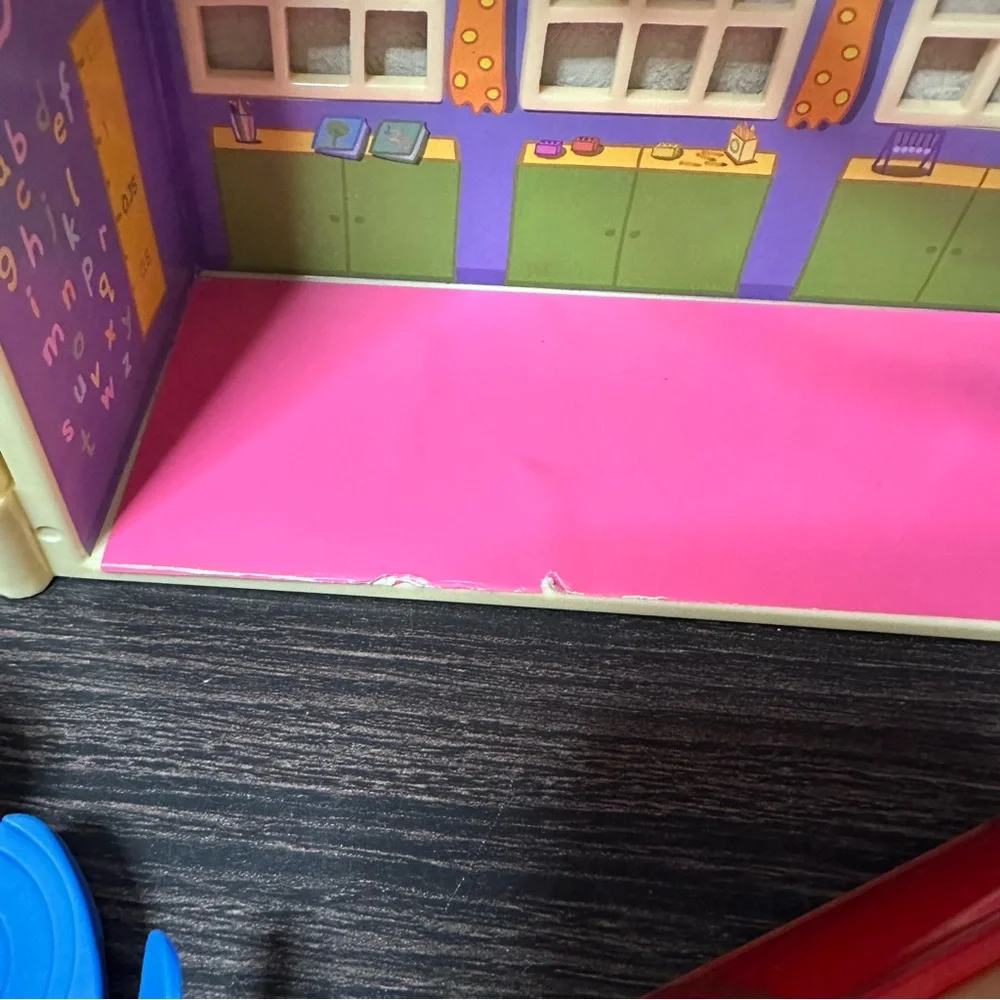 Peppa Pig All Around Town Playset Track Parts with School and Car Lot - Picture 7 of 12